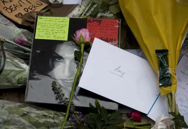 LONDON - JULY 27: Her fans pay tribute to Amy Winehouse Royalty Free Stock Photos