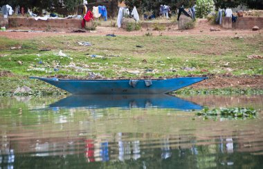 Nijer Nehri üzerinde mavi bir pirogue