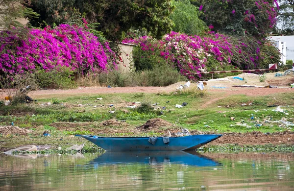 Modrý člun na řece niger — Stock fotografie