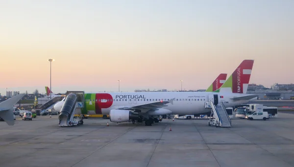 Tik op vliegtuig in Lissabon luchthaven — Stockfoto