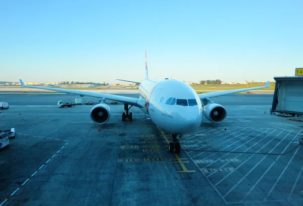TAP avión en Lisboa aeropuerto — Foto de Stock
