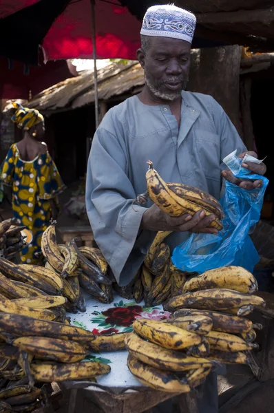 Butiksinnehavare som säljer groblad i bamako — Stockfoto