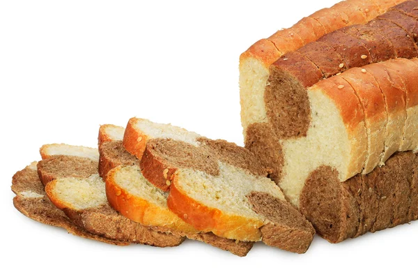 Świeży chleb z żyta i pszenicy mąka na białym tle — Zdjęcie stockowe