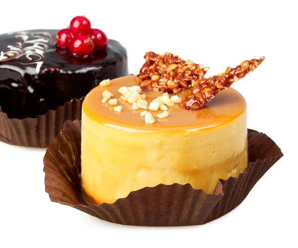 Kuchen mit Vanillezucker und gerösteten Nüssen auf weißem Hintergrund — Stockfoto