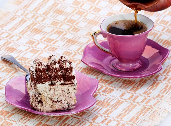 Italiensk dessert - tiramisu, hällde jag en kopp kaffe — Stockfoto