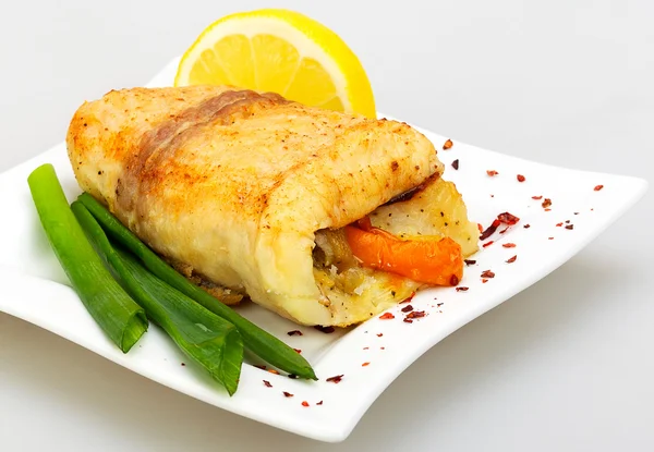Риба, фарширована овочами та лимоном — стокове фото