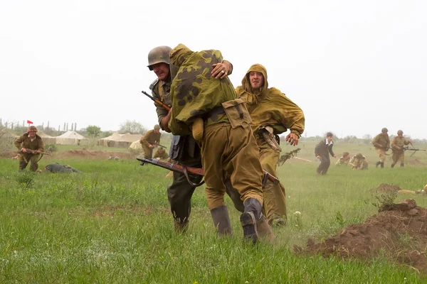 ODESSA, Ucrania - 6 de mayo: Miembros de la historia militar de la —  Fotos de Stock
