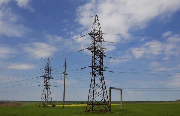 Elektrik powerlines. elektrik hatları — Stok fotoğraf