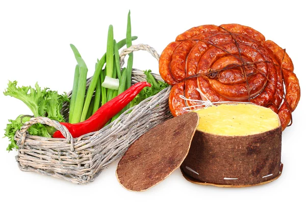 Wicker basket with green and red peppers, smoked sausage and che — Stock Photo, Image