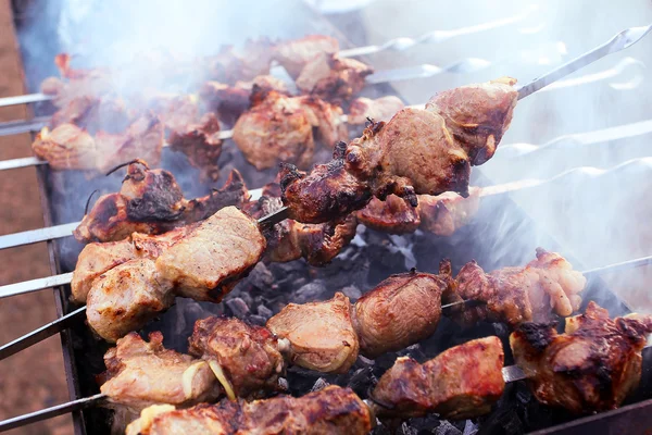 Färsk kebab förbereder på elden utomhus — Stockfoto