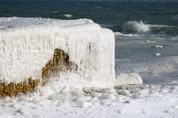 Pobřeží Černého moře pokryté ledem v zamračený den — Stock fotografie