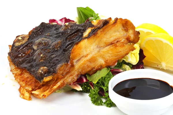 Solha de peixe frito com legumes e molho — Fotografia de Stock
