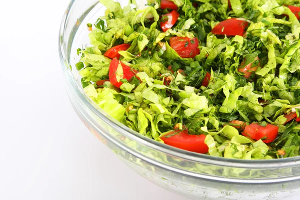 Sałatka warzywa i zielonych w szklanym wazonie na biały deseń — Zdjęcie stockowe
