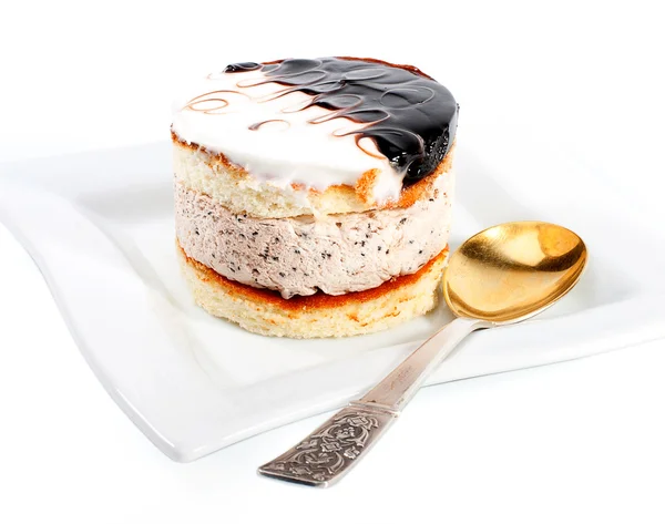 Десертний крем торт на тарілці з ложкою — стокове фото