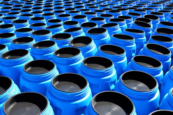 Os barris de plástico azuis de armazenamento de produtos químicos — Fotografia de Stock
