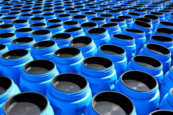 Os barris de plástico azuis de armazenamento de produtos químicos Imagens De Bancos De Imagens Sem Royalties