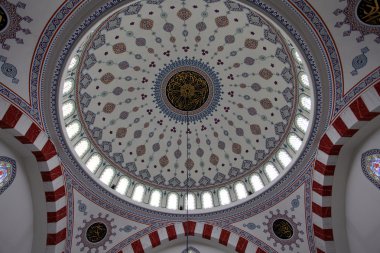 geziye dekore edilmiş bir caminin kubbesi