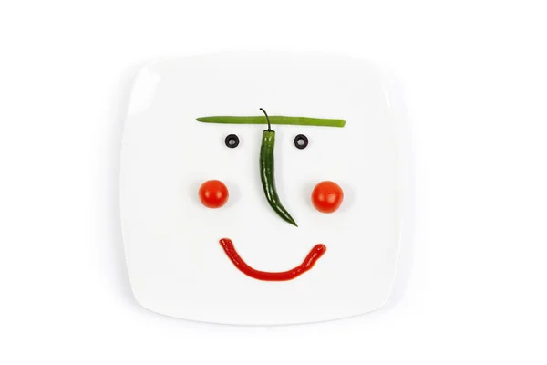 Placa sonriente con una taza de verduras. Un desayuno alegre de la — Foto de Stock
