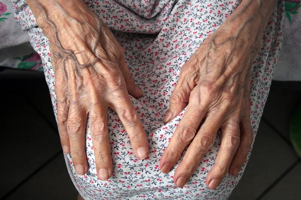 Mãos da velha mulher — Fotografia de Stock