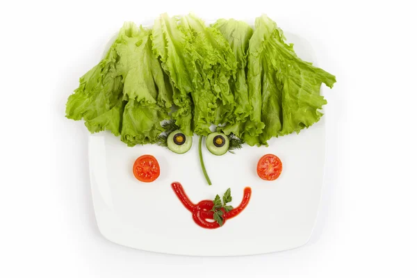 Placa sonriente con una taza de verduras. Un desayuno alegre de la — Foto de Stock