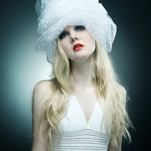 Modeporträt einer jungen sexy Dame mit blonden Haaren und hellen — Stockfoto