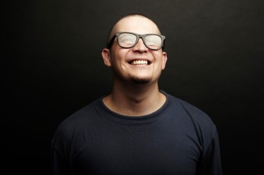 mutlu bir adam gözlük takıyor