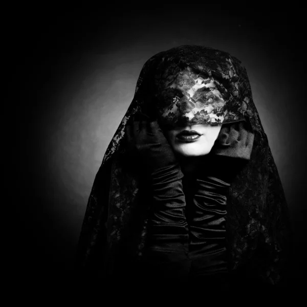 Portret zmysłowej kobiety pod zasłoną — Zdjęcie stockowe