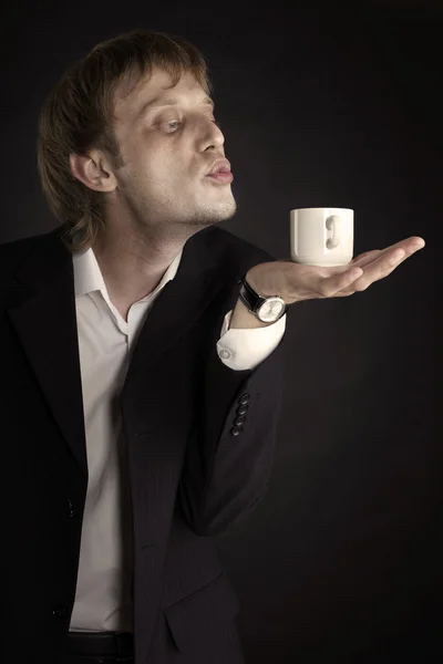 Der junge Geschäftsmann mit dem Kaffeebecher — Stockfoto