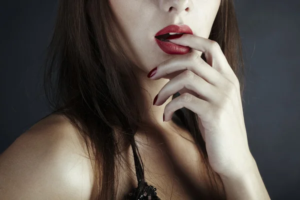 Femme sensuelle aux lèvres rouges — Photo
