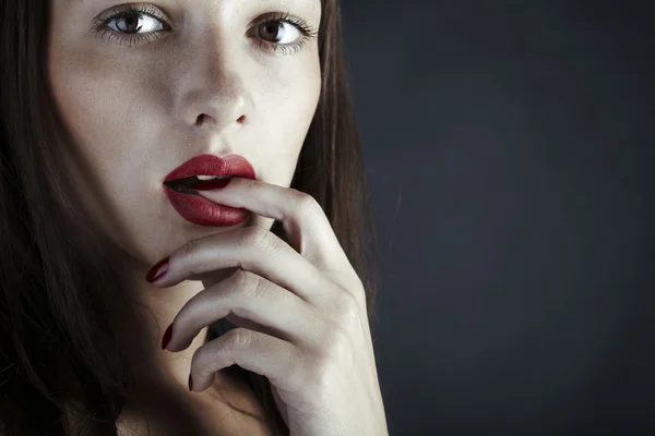 Kırmızı dudaklar ile güzel bir kadın — Stok fotoğraf