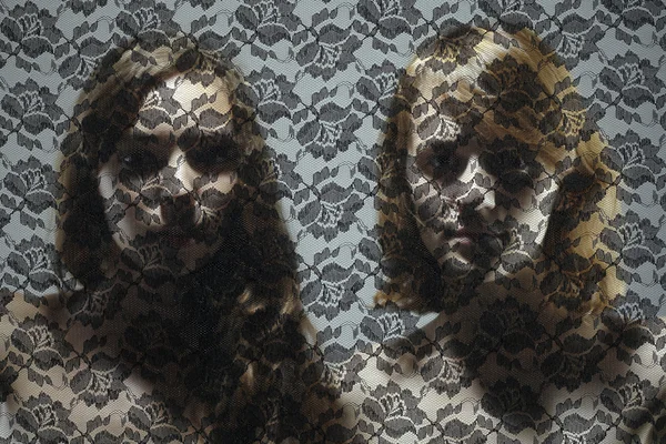 Porträt zweier schöner junger Frauen unter einem Schleier — Stockfoto