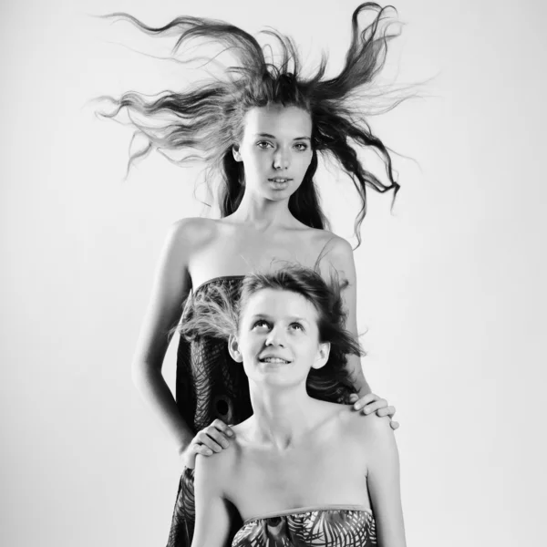 两个华丽的女孩朋友与发展中国家的头发 — 图库照片