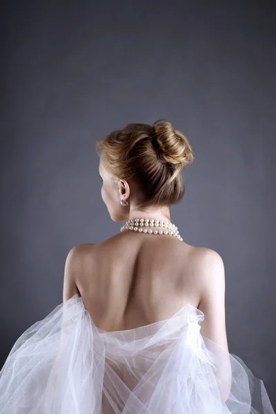 Молодая красивая женщина со спины в образе невесты — стоковое фото