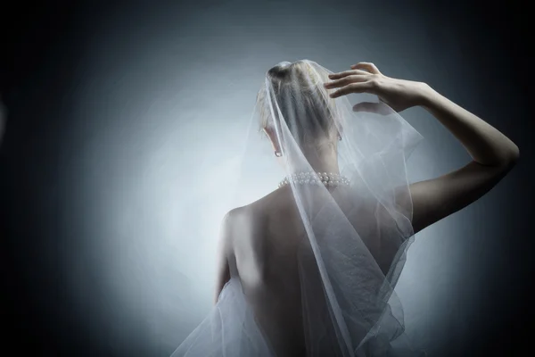 Jovem mulher bonita de umas costas em uma imagem da noiva — Fotografia de Stock