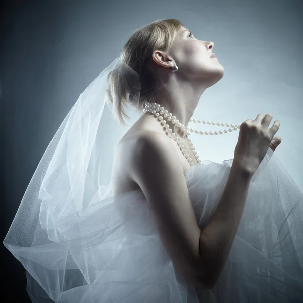 Die schöne junge Frau träumt von einer Ehe — Stockfoto