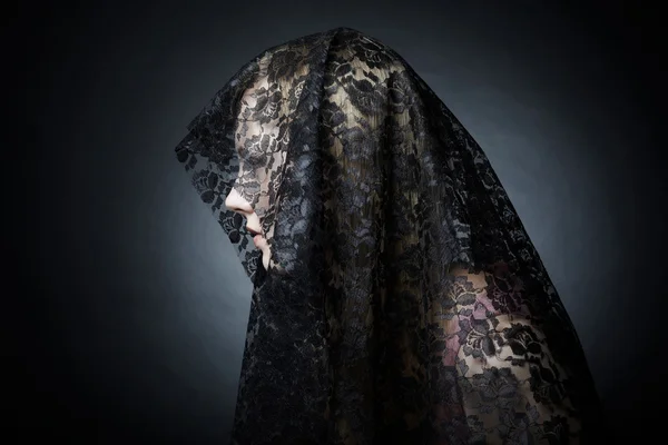 The mysterious stranger under a veil — Stock Photo, Image