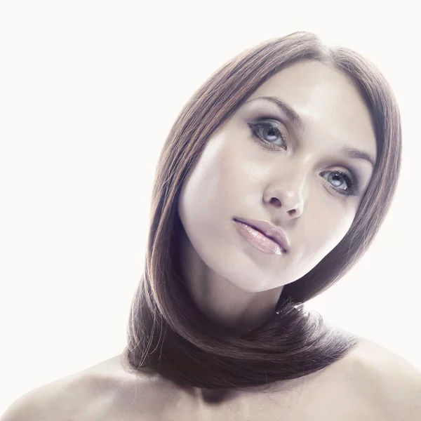 Vacker ung kvinna med långa raka skönhet hår poserar isol — Stockfoto