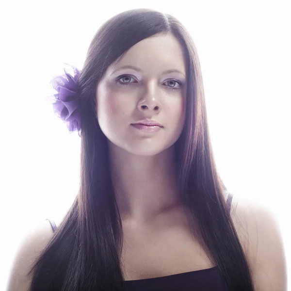 Schöne junge Frau mit langen glatten Schönheitshaaren mit Blume — Stockfoto