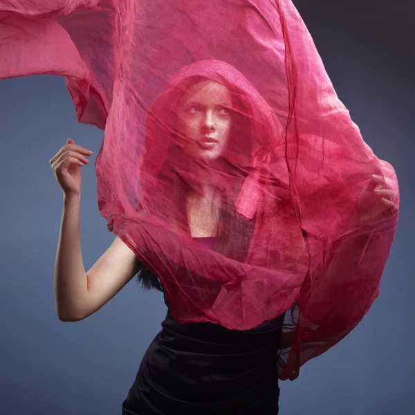 गुलाबी तरंग फ्लाइंग स्कार्फ के साथ सुंदर महिला — स्टॉक फ़ोटो, इमेज
