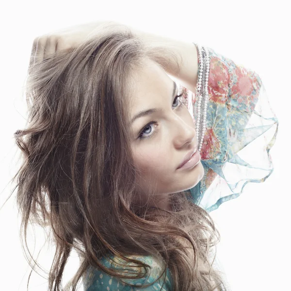 Schöne junge Frau mit langen prachtvollen Haaren posiert isoliert — Stockfoto
