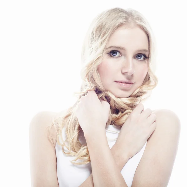 Porträt des charmanten blonden Mädchens auf Weiß — Stockfoto