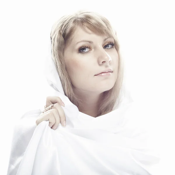 Portret van de charmante blondy vrouw op zijde witte sjaal op whi — Stockfoto