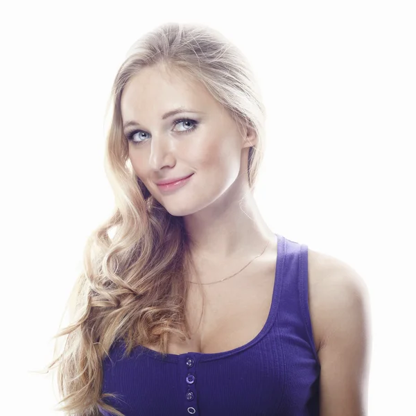 Porträt des charmanten blonden Mädchens auf weißem Hintergrund — Stockfoto