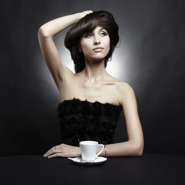 Portrét sezení nádherná bruneta dívky za — Stock fotografie