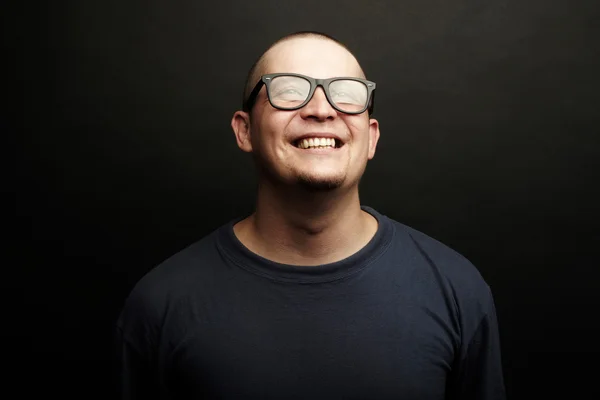 L'uomo felice con gli occhiali — Foto Stock