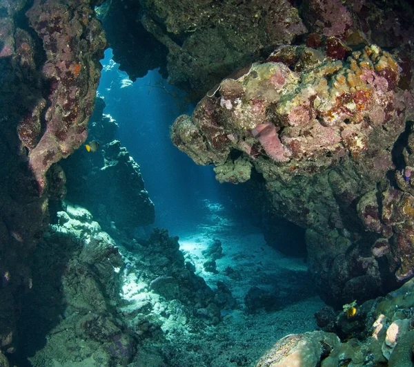 Подводная пещера с солнечным светом — стоковое фото