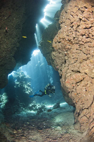 Taucher in einer Unterwasserhöhle — Stockfoto