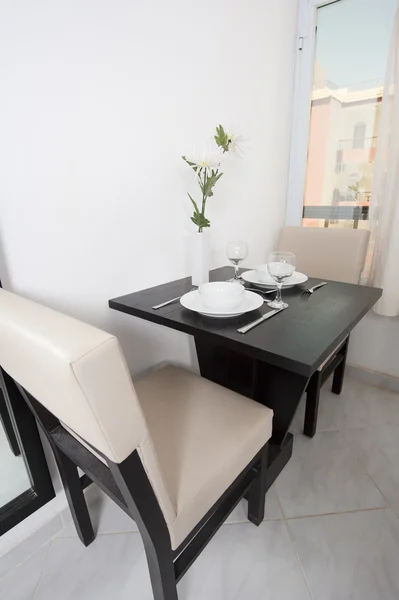 Небольшой обеденный стол в квартире — стоковое фото