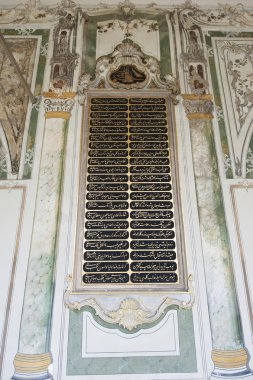 Topkapı Sarayı'nın duvarda süslü yazılar
