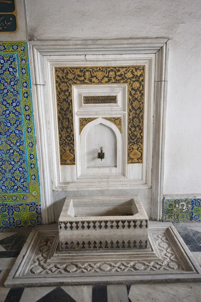 Istanbul'da Topkapı Sarayı'nda süslü lavabo — Stok fotoğraf